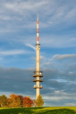 Sonbahar manzarasında Telekomünikasyon Kulesi, Hegau, Baden-Wuerttemberg, Almanya