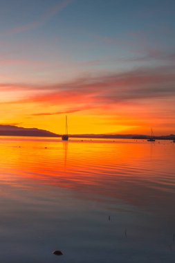 Constance Gölü üzerinde dramatik günbatımı, Allensbach, Baden-Wuerttemberg, Almanya