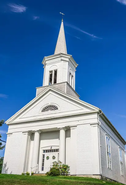 Birleşik Metodist Kilisesi, Maine, Round Pond 'da klasik beyaz New England tarzı bir kilise. 