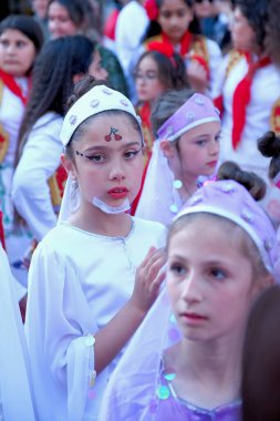Tekirdağ, Türkiye - 11 Haziran 2023: Kiraz festivali sırasında kortej yürüyüşü sırasında kostümlü ortaokul öğrencileri