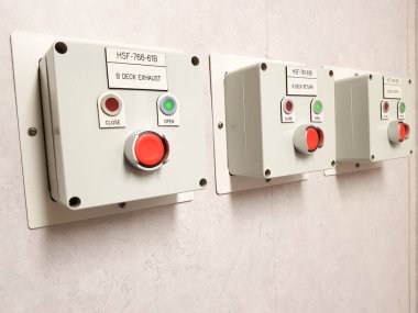 Tedarik için 3 uzaktan kumanda düğmesi, geri dön ve güverteyi boşalt