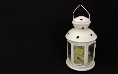 Siyah arkaplanı olan bir fener