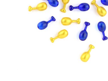 Beyaz arka planda yüz ve vücut bakımı için kapsüller. Serum kapsülleri üst görünüm. Olgun cilt kopyalama alanı için yaşlanma karşıtı yüz kapsülleri kaldırılıyor