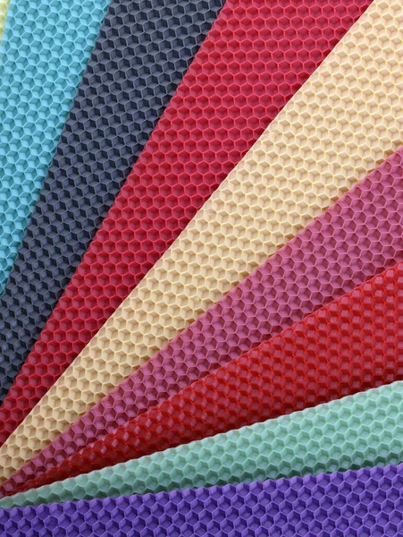 色付きの蜜蝋シートのトップビューのセット ホビーワックスキャンドル ろうそくの赤 ベージュを作るためのワックスからのハニカムの形のシート — ストック写真