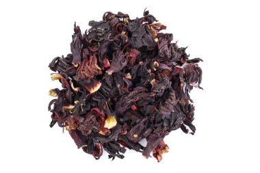 Hibiscus yapraklarının üst görüntüsü. Amfibik çiçeğinin kuru yaprakları oldukça yakın plandadır. Çiçek tomurcuklarından kırmızı çay. Beyaz arka planda bir yığın kuru amber çayı.