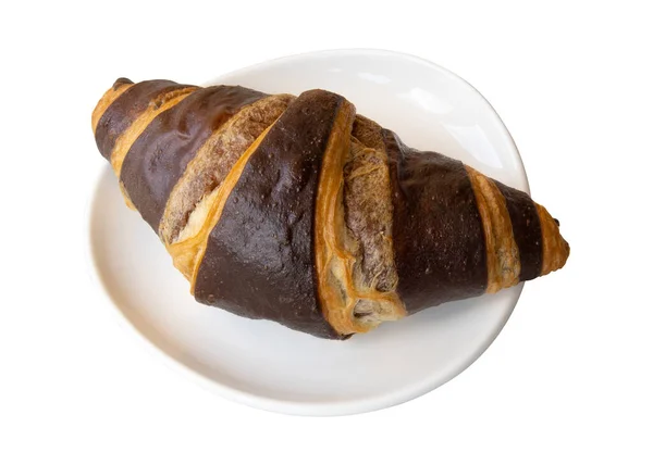 Croissant Med Choklad Ett Vitt Tefat Isolat Puff Bakverk Ovanifrån — Stockfoto