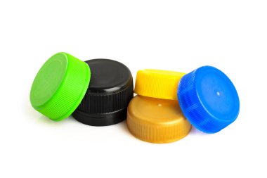 Şişe kapakları, plastik geri dönüşüm. Beyaz arka planda plastik şişeleri kapatmak için kullanılan siyah, sarı, mavi vida kapakları. Yeniden kullanım için plastik geri dönüşümü