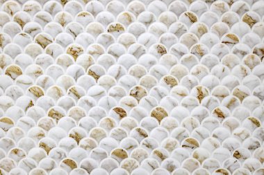 Seramik karoların dokusu yakın plan. Taklit balık pullarının dokusu. Duvardaki desen. Duvardaki mozaik fayanslar Tavuskuşu kuyruğu şekli, fan silueti