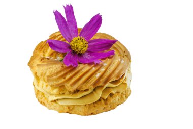 Beyaz arka planda çiçek desenli tereyağlı pasta. Kremalı, yuvarlak kiş. Yoğunlaştırılmış sütle doldurulmuş tatlı.