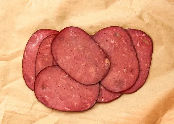 Prosciutto Scheiben Geschnitten Auf Lebensmittelpapier Draufsicht Kalbfleisch Gewürzen Schmackhafte Zwischenmahlzeit — Stockfoto