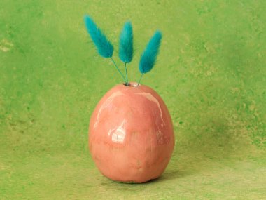 Üstünde parlak bir jöle olan pembe seramik vazo. Eşsiz el yapımı vazo. Clay dekoratif unsurları. Sıra dışı dar boyun vazosu. Küçük el yapımı kil vazo ustası sınıfı.