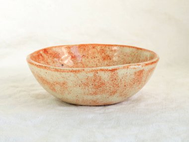 Derin seramik tabak. İlk yemek için seramik tabak. Çamur kaplı, şeffaf bir levha. Çamurdan yapılmış el yapımı tabaklar. El yapımı kase. 