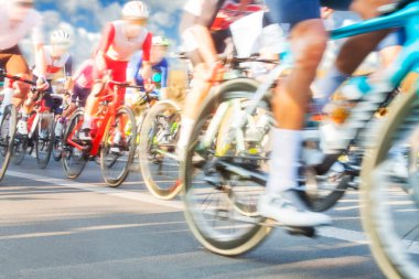 Bisikletçi grubu Bir yarış sırasında güneş ışığı, mtion bulanık, arkaplanda bulutlu gökyüzü