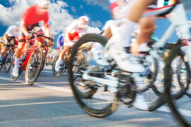 Bisikletçi grubu Bir yarış sırasında güneş ışığı, mtion bulanık, arkaplanda bulutlu gökyüzü