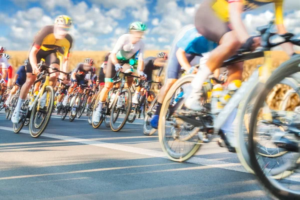 Groupe Cyclistes Pendant Une Course Ensoleillée Mtion Floue Ciel Couvert Photo De Stock