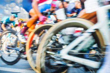 Bisikletçi grubu Bir yarış sırasında güneş ışığı, mtion bulanık, arkaplanda bulutlu gökyüzü