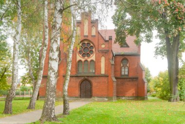 Polonya, Yukarı Silezya, Gliwice, Labedy, Martin Luther Anıt Kilisesi Sonbaharı, bulutlu gökyüzü
