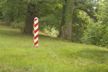 Muzakow Kötü Muskauer Parkı 'ndaki Polonya-Alman Sınır Taşları Polonya tarafından görüldü.