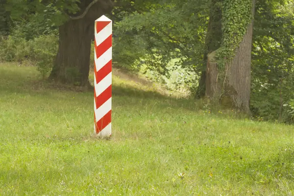 Muzakow Kötü Muskauer Parkı 'ndaki Polonya-Alman Sınır Taşları Polonya tarafından görüldü.