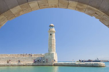 Yunanistan, Girit, Rethymno, Venedik Limanı, Eski Gümrük Binası 'ndaki geçitten geçen deniz feneri