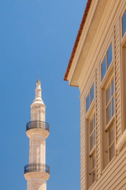 Emmanoil Vernardoy Caddesi 'nden Yunanistan, Girit, Rethymno ve Neratze Camii minaresi görülüyor