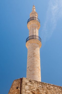 Emmanoil Vernardoy Caddesi 'nden Yunanistan, Girit, Rethymno ve Neratze Camii minaresi görülüyor