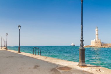 Limanda limandan Yunanistan, Girit ve Chania deniz feneri görülüyor