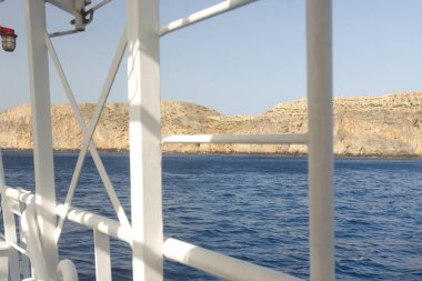 Yunanistan, Girit ve Balos öğleden sonra bir yolcu teknesinden güneşlendi