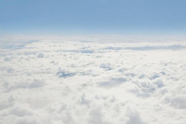 Yukarıdan görülen ışığa karşı güneşli bulutların havadan görünüşü