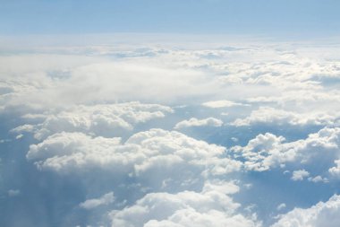 Yukarıdan görülen ışığa karşı güneşli bulutların havadan görünüşü