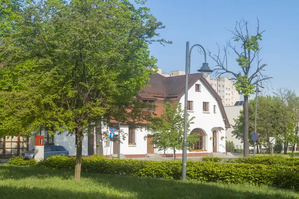 stock image Poland, Upper Silesia, Katowice, Giszowiec District,  Pod Lipami Square, Ancient and Modern Housing of Staszic developement sunlit in spring