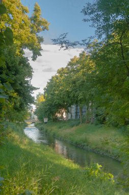 Polonya, Yukarı Silezya, Gliwice, Şehir Merkezi 'nde Klodnica nehri, yaz günü alacakaranlıkta.