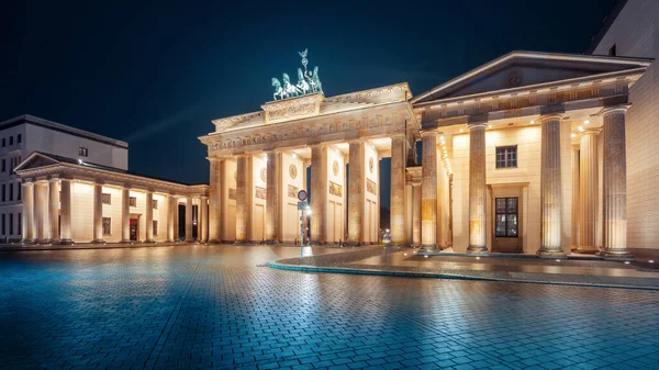 在夜间柏林勃兰登堡门 — 图库照片