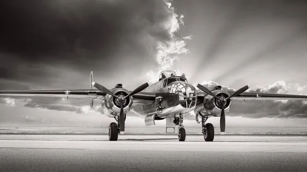 Történelmi Bombázó Repülőgép Egy Kifutópályán — Stock Fotó