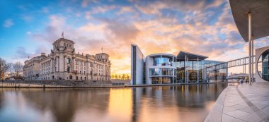 Gün batımında Berlin 'deki hükümet bölgesinde panormik manzara