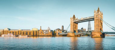 Londra 'nın ünlü kule köprüsü gün doğumunda