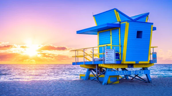 Güneş Doğarken Miami Plajında Cankurtaran Kulübesi — Stok fotoğraf