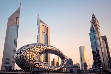 DUBAI, BAE - 24 Haziran 2023 Gün batımında geleceğin ünlü müzesi