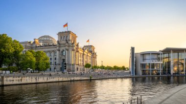 Berlin, Almanya - 18 Temmuz 2023 Berlin hükümet bölgesi gün batımında