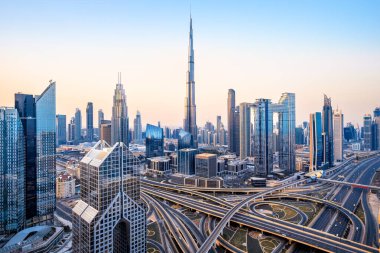 Gündoğumunda Dubai 'nin ufuk çizgisi