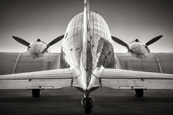 Задний Вид Исторического Самолета Взлетно Посадочной Полосе — стоковое фото