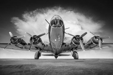 Dramatik bir gökyüzüne karşı tarihi bombardıman uçağı
