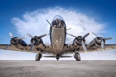 Dramatik bir gökyüzüne karşı tarihi bombardıman uçağı