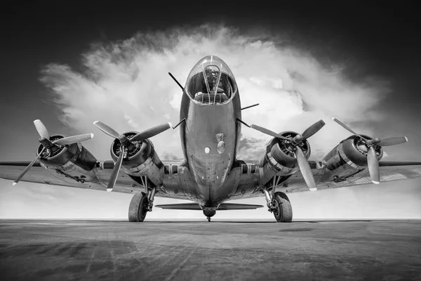 Dramatik Bir Gökyüzüne Karşı Tarihi Bombardıman Uçağı Stok Resim