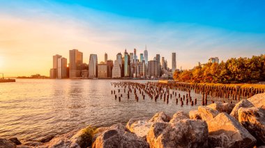 Günbatımında New York 'un ufuk çizgisinde panoramik manzara