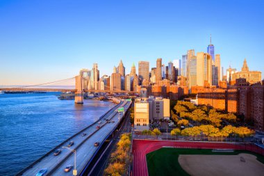 Manhattan 'ın ufuk çizgisi gün doğumunda, New York