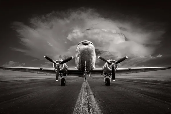 극적인 하늘을 활주로에 역사적인 항공기 — 스톡 사진