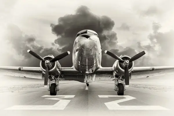 Historisches Flugzeug Vor Dramatischem Himmel Stockbild