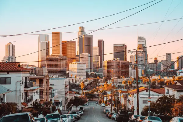 カリフォルニア州の日の出の間のロサンゼルスのスカイライン ロイヤリティフリーのストック画像