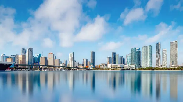 Die Skyline Von Miami Florida lizenzfreie Stockbilder